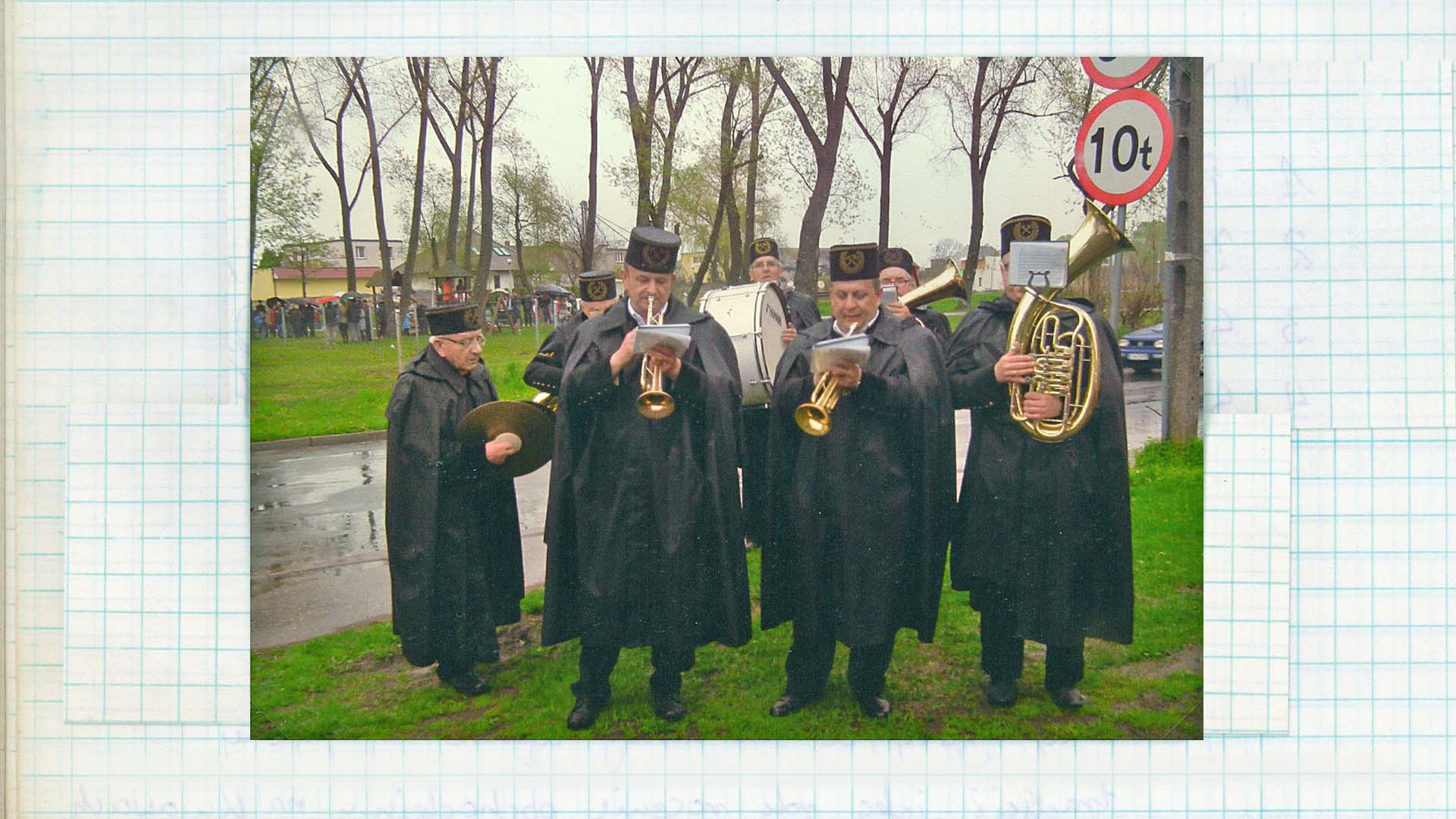 Orkiestra Dęta Inowrocławskich Kopalń Soli SOLINO, 2014, fot. Paula Kopeć Fotografia w kolorze. Grupa mężczyzn z instrumentami w dłoniach pozuje do fotografii. Mają na sobie odświętną odzież. W tle widoczna licznie zgromadzona ludność.