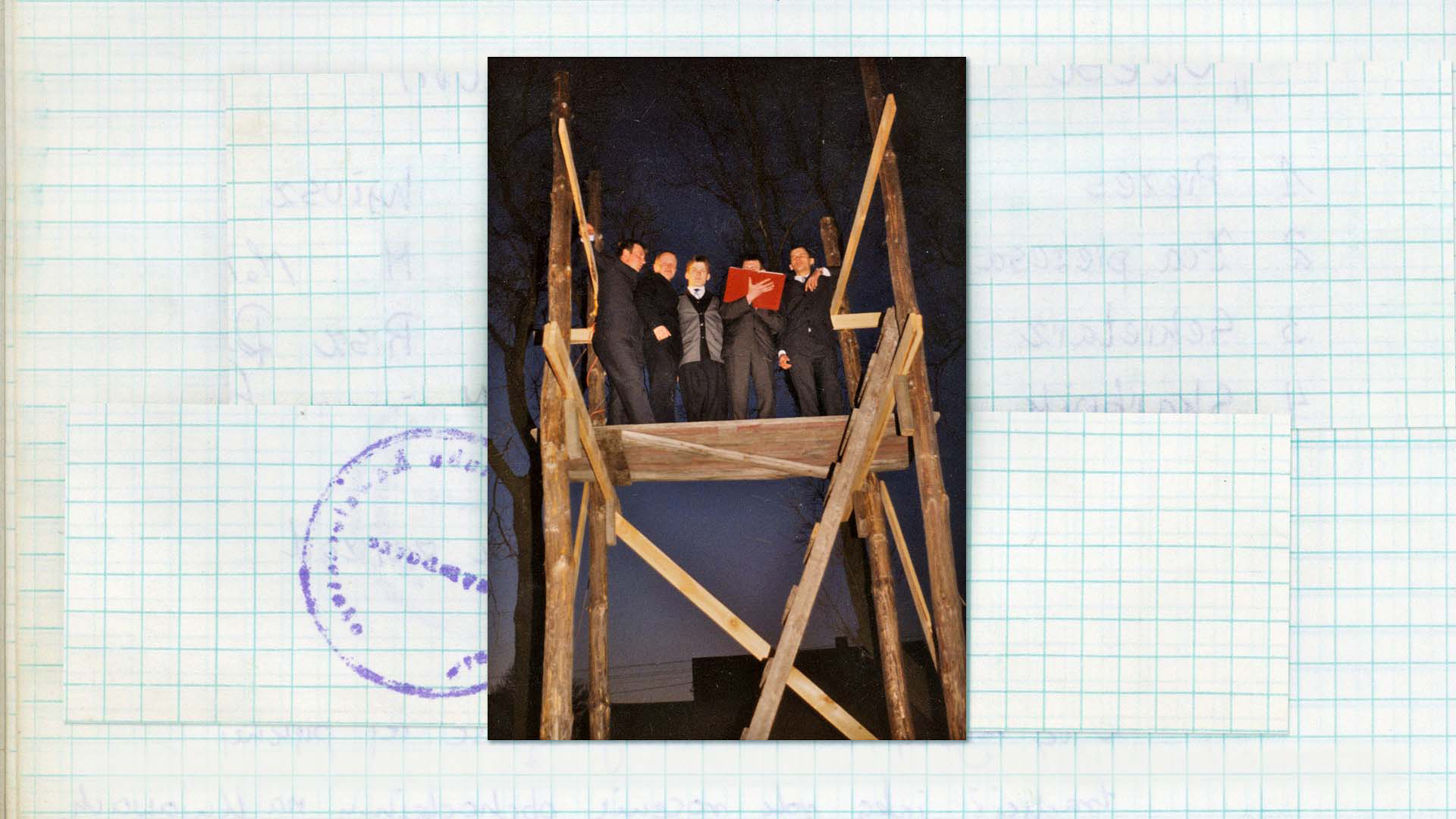Wygłaszanie przywołówek, Niedziela Wielkanocna, ok. 2000 Fotografia w kolorze. Grupa elegancko ubranych mężczyzn stoi na drewnianej trybunie. Jeden z nich trzyma w swojej dłoni otwartą księgę w czerwonej obwolucie.