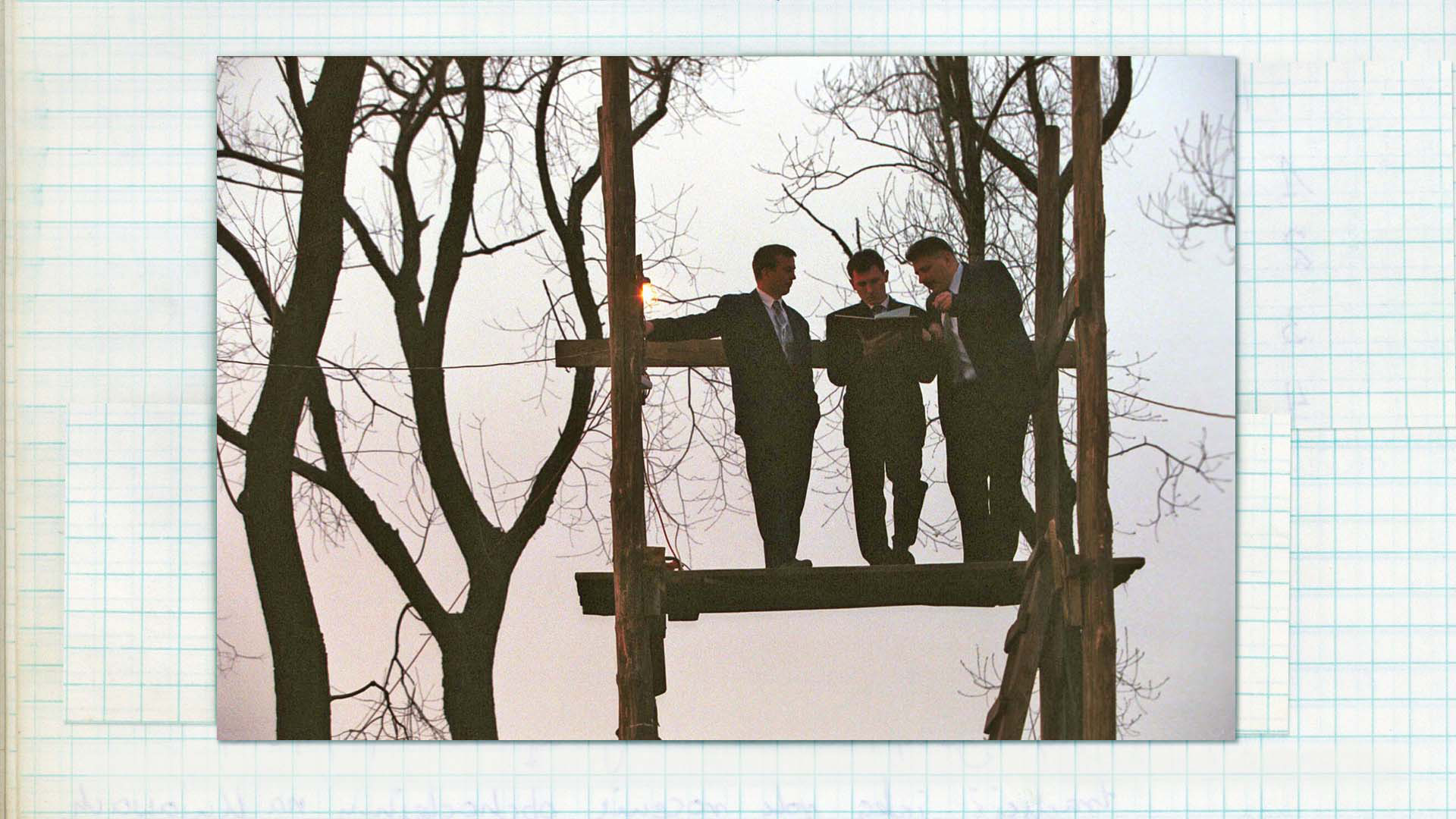 Wygłaszanie przywołówek, Niedziela Wielkanocna, 2004, fot. Damian Kramski Zdjęcie kolorowe. Trzech mężczyzn stojąc na drewnianej konstrukcji odczytuje notatki z czerwonej księgi.