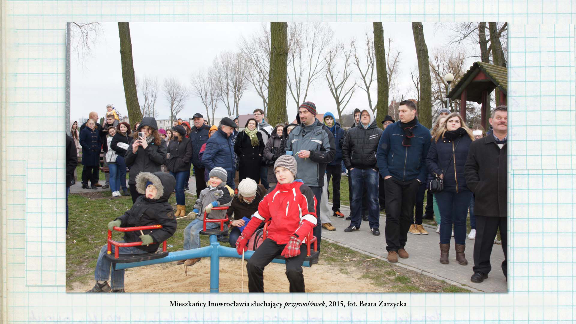 Mieszkańcy Inowrocławia słuchający przywołówek, 2015, fot. Beata Zarzycka Zdjęcie w kolorze. Grupa osób w różnym wieku, zgromadzona w jednym miejscu, intensywnie przygląda się czemuś.