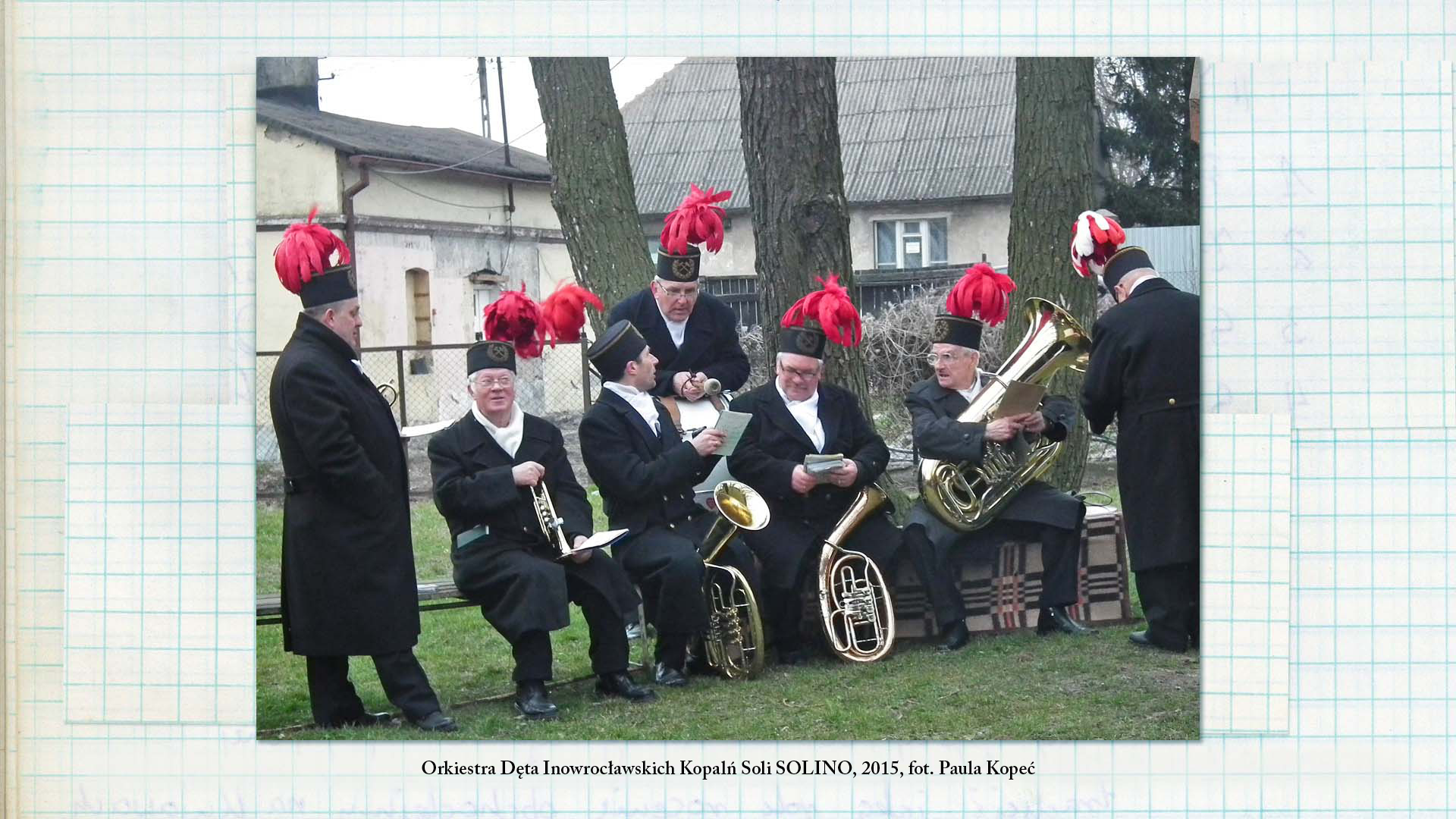 Orkiestra Dęta Inowrocławskich Kopalń Soli SOLINO, 2014, fot. Paula Kopeć Fotografia w kolorze. Grupa mężczyzn z instrumentami w dłoniach pozuje do fotografii. Mają na sobie odświętną odzież. W tle widoczna licznie zgromadzona ludność.