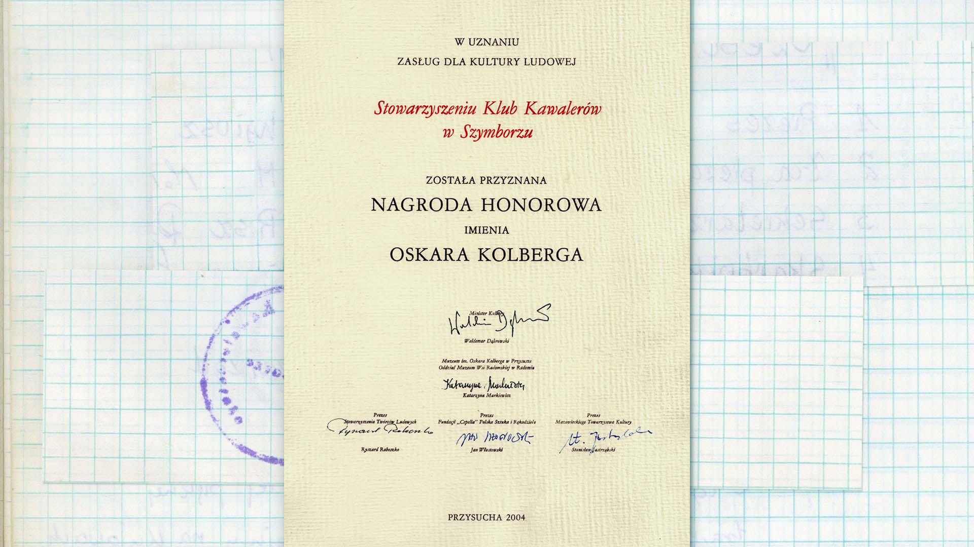 Kolorowy skan. Dyplom potwierdzający przyznanie nagrody honorowej imienia Oskara Kolberga Stowarzyszeniu Klubu Kawalerów w Szymborzu.